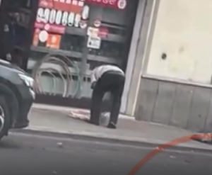 Tuscania – Carne battuta sul marciapiede davanti a un minimarket “da incubo”: il VIDEO diventa virale