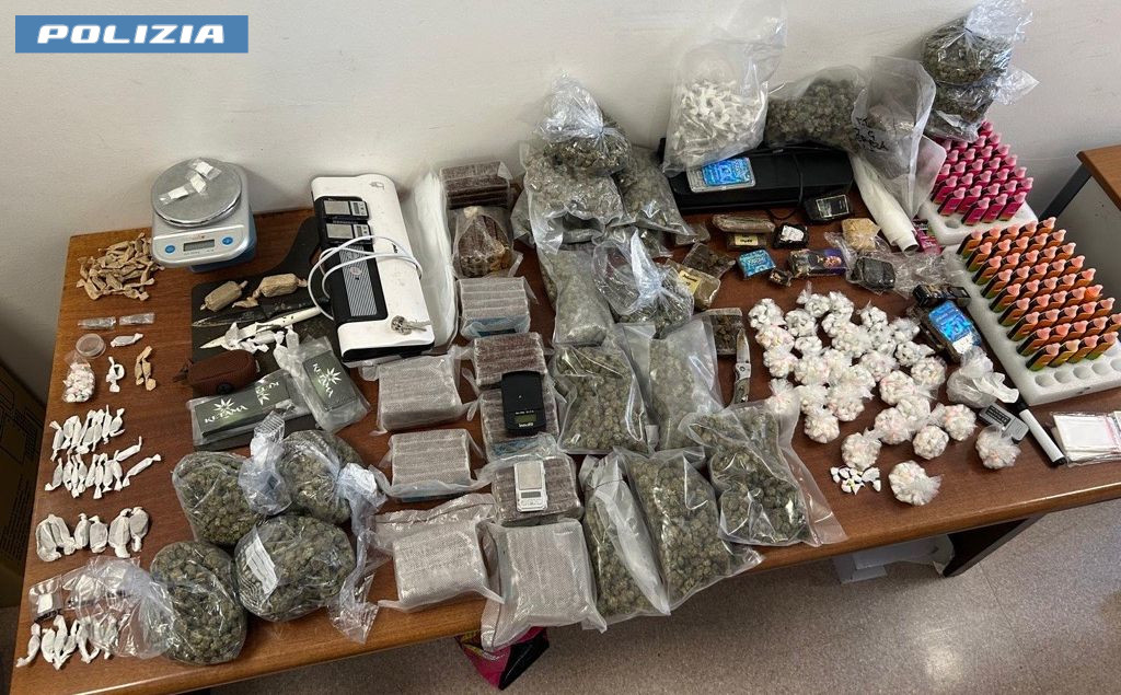 Roma: condominio della droga a Ponte di Nona, cane agente “Nelly” fiuta 12kg tra hashish e cocaina