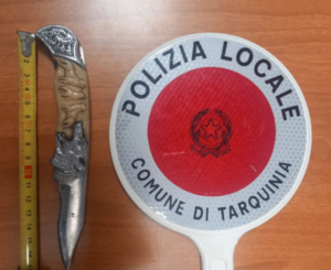 Tarquinia – Pregiudicato trovato a spasso con coltello a serramanico di 20 cm