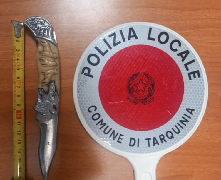 Tarquinia – Pregiudicato trovato a spasso con coltello a serramanico di 20 cm