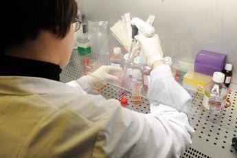 Bimbi Down da mamme giovani? Dietro la sindrome anche una reazione autoimmune: lo studio che cambia tutto