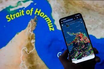 Iran, Nyt: “Teheran non può riaprire Hormuz perché non riesce a localizzare le mine”
