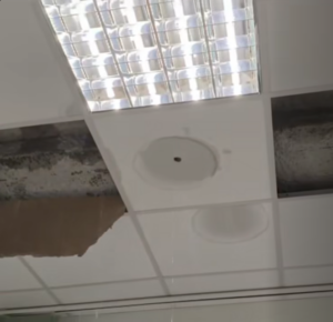 Ronciglione – Piove nella scuola, volano stracci tra il vicesindaco Aramini e il consigliere Marcucci: “Giullare dei social!”