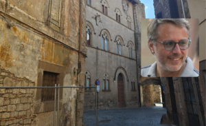 Viterbo – Crollo a Palazzo Donna Olimpia, la controffensiva di Aronne: “I 10 milioni persi? Colpa di chi governava prima. Carta Canta” (VIDEO)