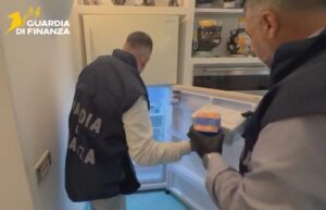 Droga nel frigo e sotto i cuscini, sequestrati 30 kg di stupefacenti nel pontino