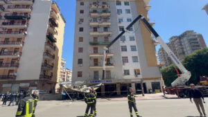 Cadono da una gru, morti due operai a Palermo