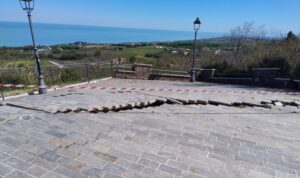 Si riattiva frana storica e Petacciato tra Molise ed Abruzzo, Italia divisa in due: A14 bloccata e treni in ritardoa