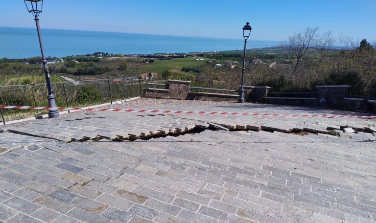 Si riattiva frana storica e Petacciato tra Molise ed Abruzzo, Italia divisa in due: A14 bloccata e treni in ritardoa