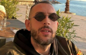 Ibiza – Italiano ucciso in strada con una coltellata: mistero sul movente, caccia all’aggressore