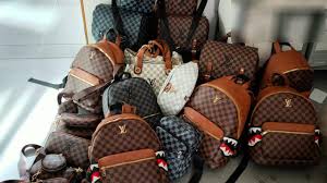 Borse e pochette contraffatte in un negozio sull’isola di Ponza: sequestrati oltre 200 articoli