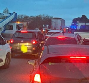 Scontro tra tir e furgone sulla Pontina: traffico in tilt, oltre 7km di coda verso Roma (in peggioramento)