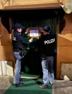 Roma – Discoteca abusiva in pieno centro con 130 clienti, scattano i sigilli