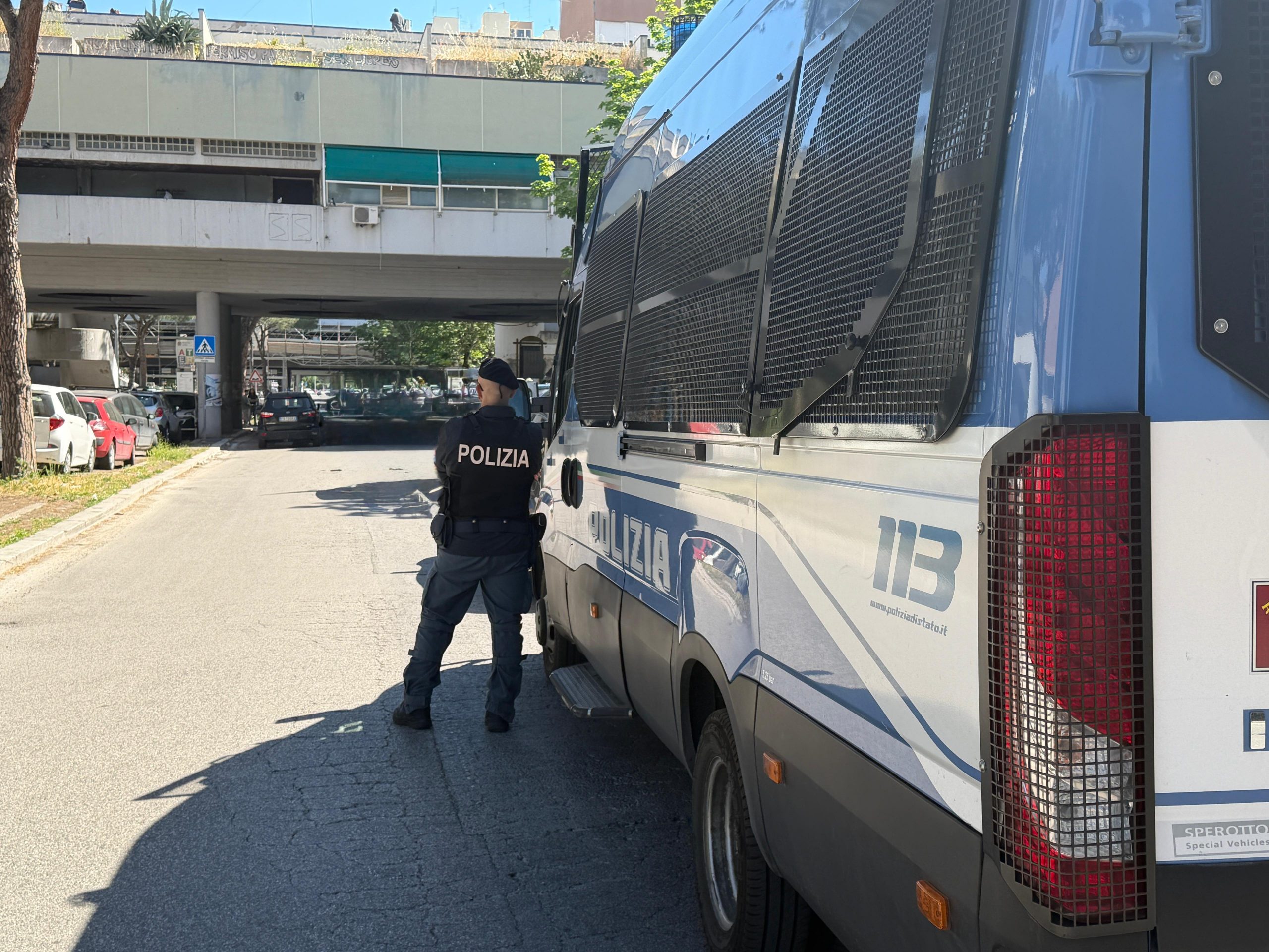 Roma – Maxi blitz della Polizia al Laurentino 38, sgombrato il centro sociale (VIDEO)