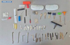 Roma – Si introduce in un appartamento per rubare e viene “beccato” dai proprietari: con sé aveva un kit d’effrazione professionale (VIDEO))