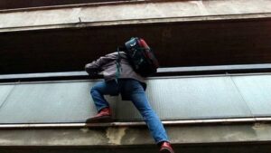 Viterbo – Furti al Carmine, paura tra i residenti: ladro “acrobata” sorpreso su un balcone al terzo piano