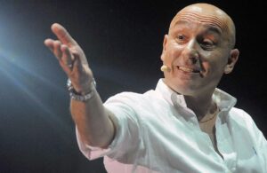 Roma – Il comico Maurizio Battista denunciato dall’ex manager per stalking e diffamazione