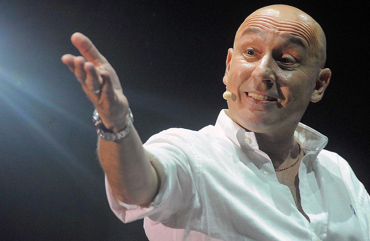 Roma – Il comico Maurizio Battista denunciato dall’ex manager per stalking e diffamazione