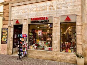 Grosseto – Tentata truffa telefonica a una libreria, l’allarme della titolare: «Nessun tecnico chiede codici al telefono»
