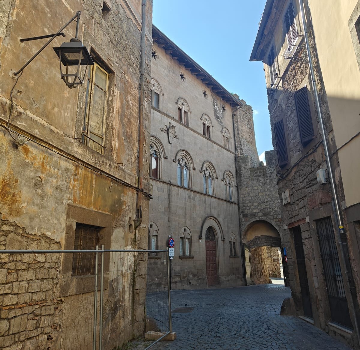 Viterbo – Crollo al palazzo Donna Olimpia, materiali archeologici trasferiti a Oriolo Romano per motivi di sicurezza