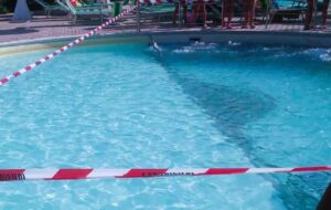 Rimini, bimbo di 12 anni risucchiato in piscina: è in condizioni gravissime