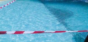 Bambina risucchiata dal bocchettone della piscina, gravissima