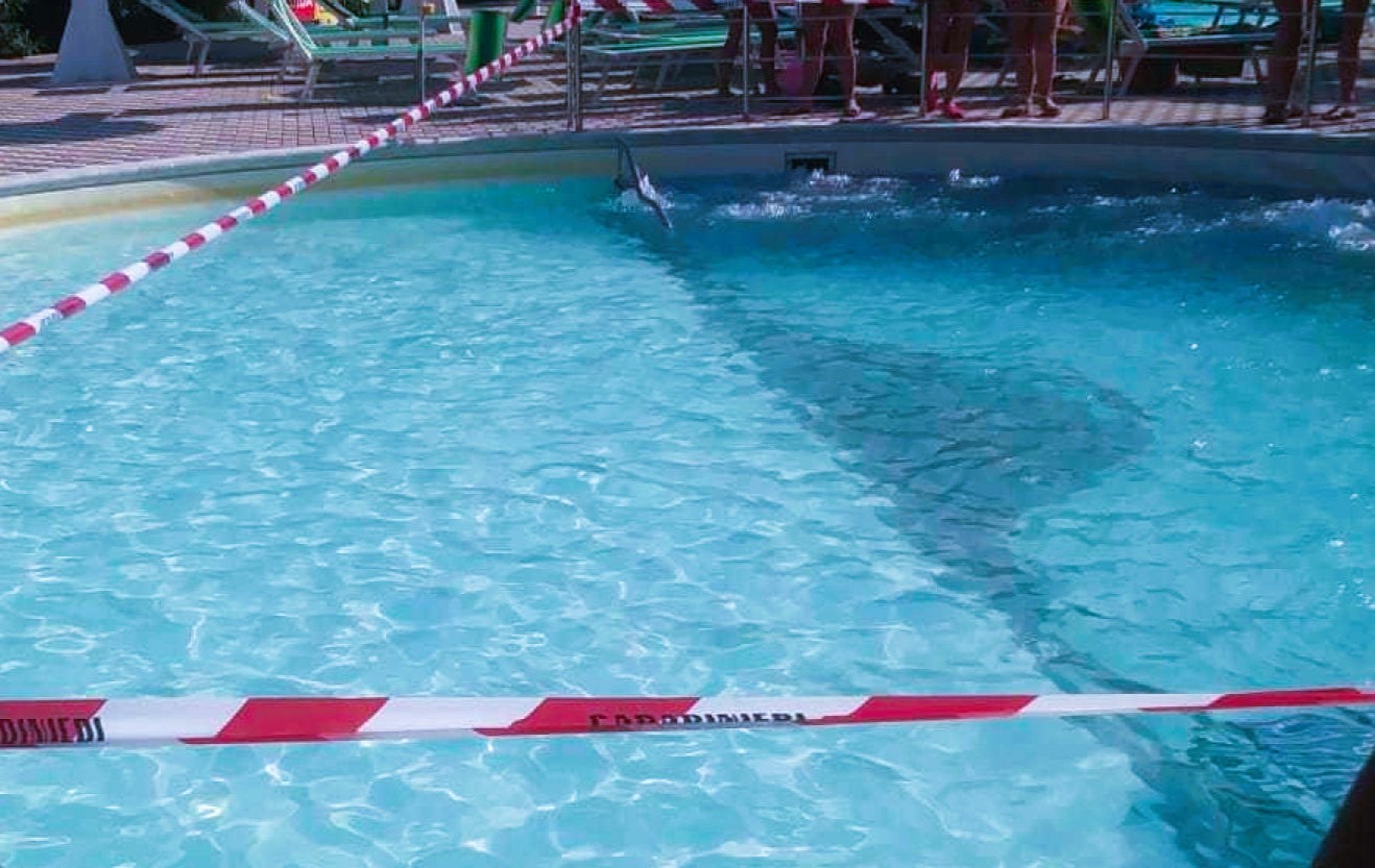 Rimini, bimbo di 12 anni risucchiato in piscina: è in condizioni gravissime