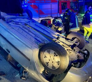 Perugia – Schianto nella notte a Elce, quattro persone incastrate tra le lamiere: intervento dei Vigili del fuoco