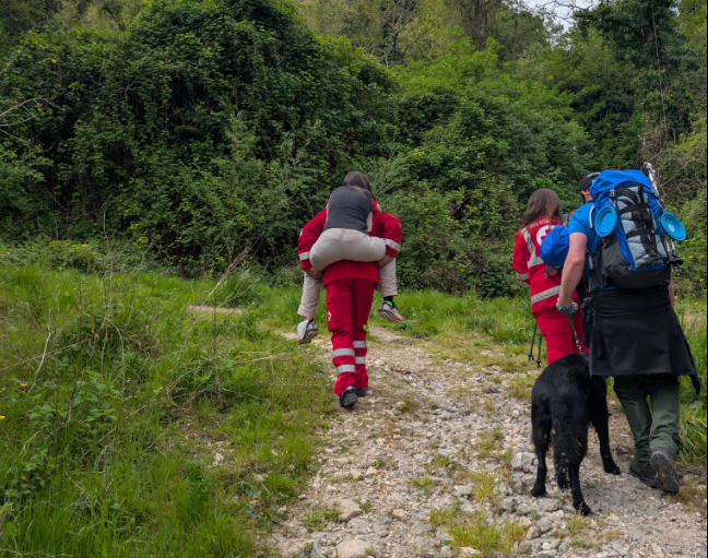 Bagnoregio – Escursionista ferita lungo un sentiero dei calanchi: soccorsa a spalla dai volontari