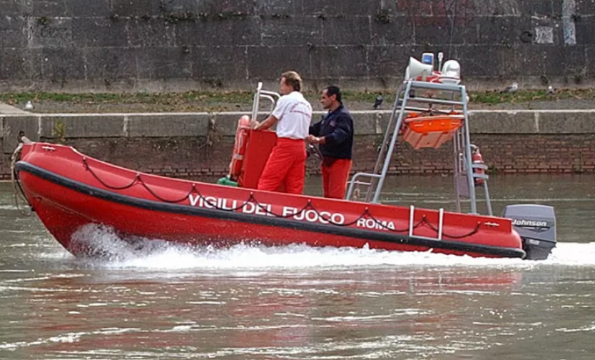 Roma – Uomo tenta il suicidio lanciandosi da Ponte Marconi, intervengono i sommozzatori