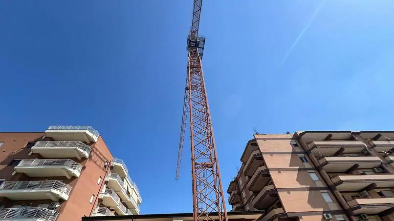 Frosinone, la gru della discordia: da 16 anni un “mostro di ferro” minaccia 70 famiglie