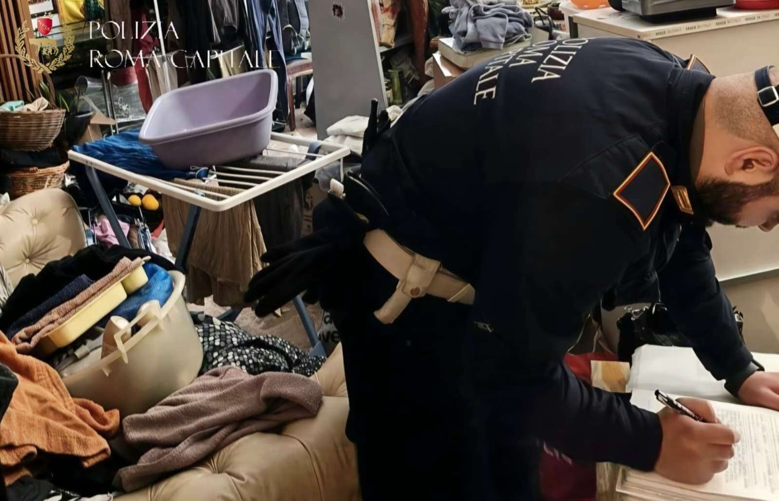 Orrore a Roma: neonato di 15 giorni trovato tra rifiuti e 5 chili di droga