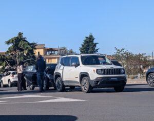 Viterbo – Incidente davanti all’asilo Radice, traffico in tilt: residenti e famiglie tornano a chiedere più sicurezza