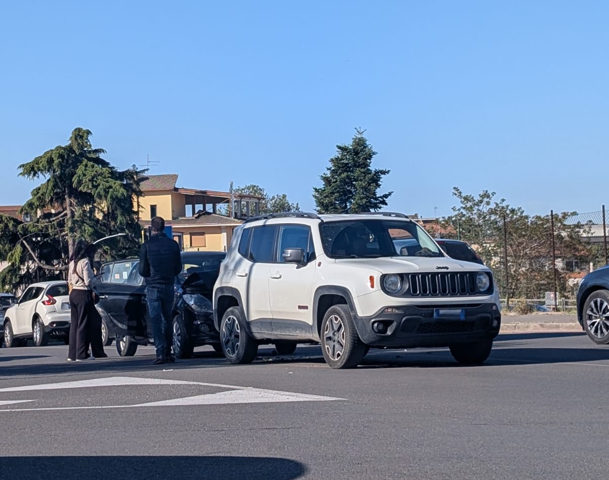 Viterbo – Incidente davanti all’asilo Radice, traffico in tilt: residenti e famiglie tornano a chiedere più sicurezza