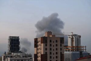 A Hormuz scambi di attacchi Iran-Usa, Trump “La tregua continua”