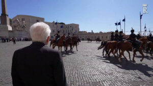 Mattarella assiste al cambio della Guardia d’Onore dell’Esercito Italiano