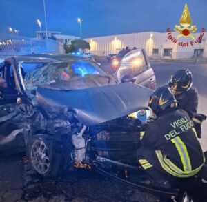 Incidente stradale a Civitavecchia: uomo ferito, intervento dei Vigili del fuoco