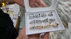 Roma – Maxi sequestro vicino Termini: oltre un milione di articoli irregolari tolti dal mercato