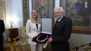 Mattarella riceve il Collare Olimpico da presidente del Cio Coventry