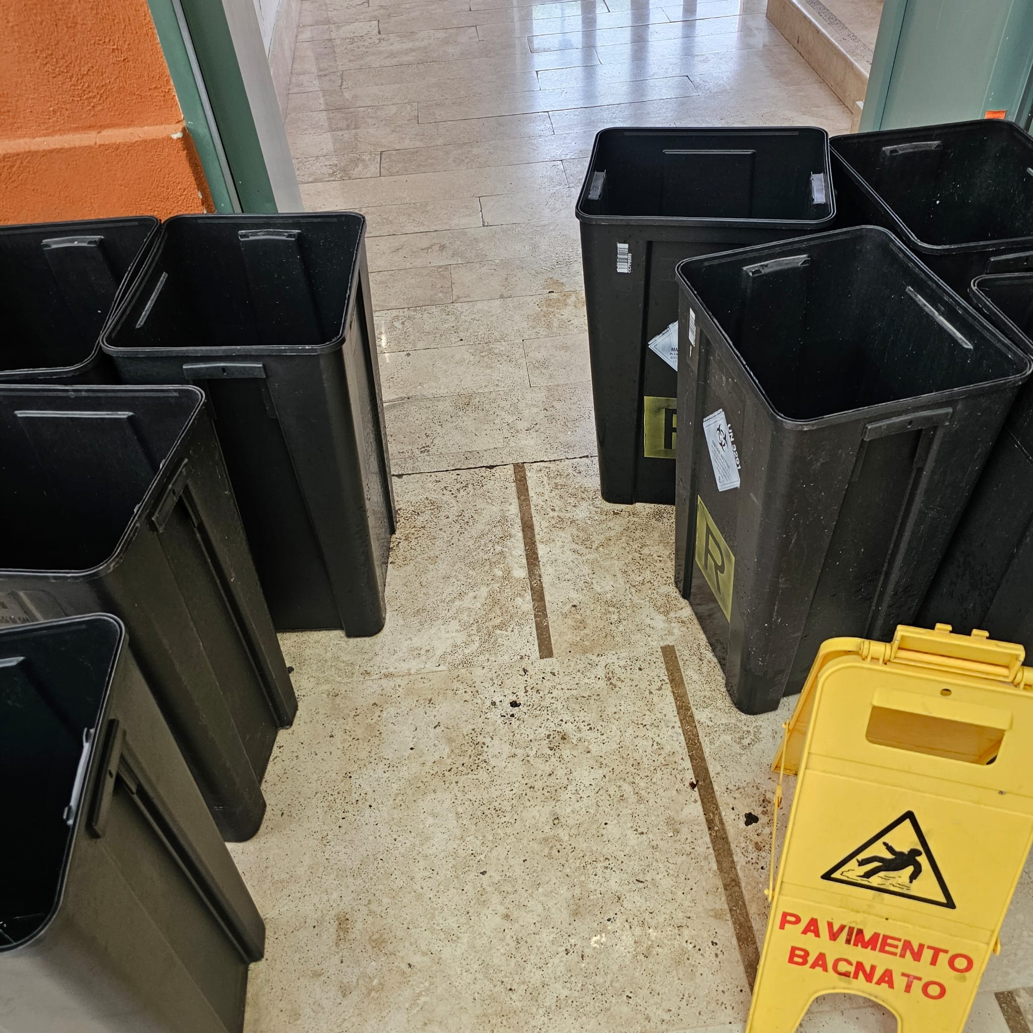 Civita Castellana – Secchi nei locali del Cup per raccogliere le infiltrazioni dell’acqua piovana
