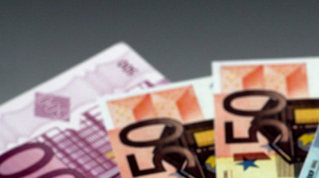 Pensionata di Fermo trova libretti bancari del 1960 nella scatola dei biscotti: potrebbero valere 73.000 euro