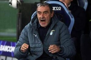 Derby di Roma all’ora di pranzo? Sarri fiume in piena: “Chi di dovere deve dimettersi”