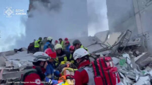 Nella notte massiccio attacco russo su Kiev, le immagini dei soccorsi