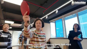 Cina, ex campionessa 80enne porta il ‘ping-pong workout’ nei vicoli di Shanghai