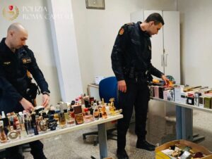 Roma – Stretta contro abusivismo e malamovida: maxi sequestro di merce contraffatta a Porta Portese e controlli notturni in tutta la città