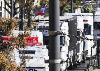 Caro carburanti, autotrasportatori sospendono fermo dopo incontro a Palazzo Chigi. Via libera a nuovo decreto accise