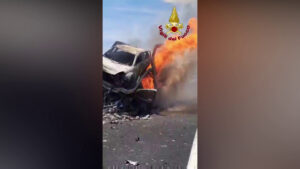 Scontro fra tir in provincia di Asti, muore un uomo. Le immagini dell’incidente