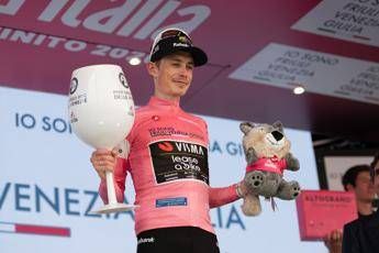 Giro d’Italia, Vingegaard vince anche la 16esima tappa e resta maglia rosa