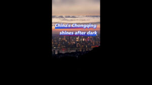 Cina, la città di Chongqing illumina la notte con paesaggi di luci