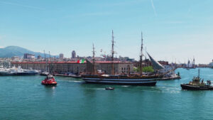 La Nave Amerigo Vespucci salpa dal Porto di Genova, le immagini dal drone