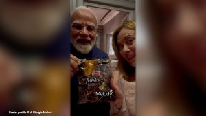 Meloni posta video con Modi e le caramelle “Melody”